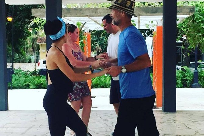 Beginner to Advanced Salsa Dance Class in San Juan, PR - A first salsa lesson in a San Juan park