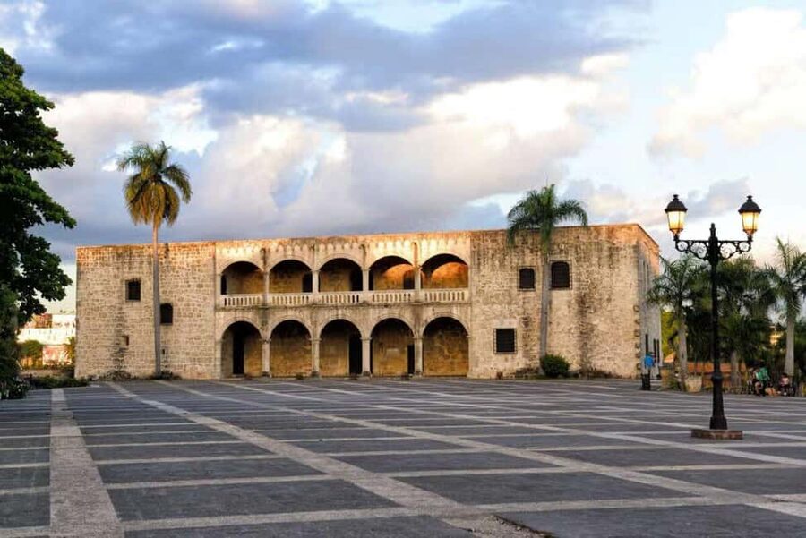 Colonial Zone: Historical Tour with a visit to the Columbus Lighthouse and Tres Ojos Park - The First Cathedral and the grand colonial buildings