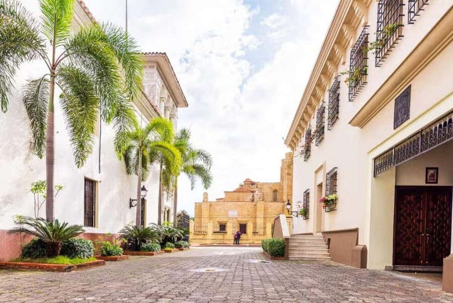 Colonial Zone: Historical Tour with a visit to the Columbus Lighthouse and Tres Ojos Park - What the guide adds to the walk
