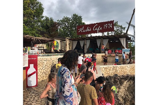 Day Tour Negril Beach & Ricks Cafe - Rick’s Cafe and the cliff-jump spectacle