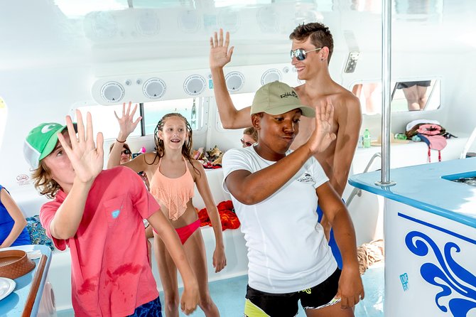 Family Catamaran & Snorkeling Cruise Turks & Caicos - Drinks, snacks, and the DJ on the ride back