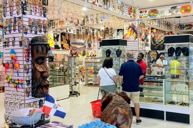 Guided Shopping Tour to WordMart Souvenirs - Round Trip Transport - Learning how a cigar is made at Don Lucas