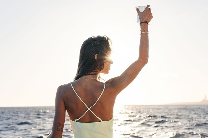 Happy Hour Sunset Cruise - Setting sail from Caracasbaai at 5 pm