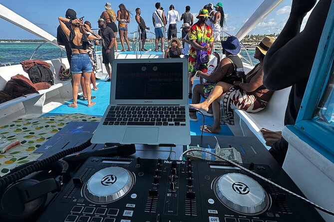 Hip Hop Beat and Live Dj Adults Only Party Boat and Free drinks - Key points at a glance