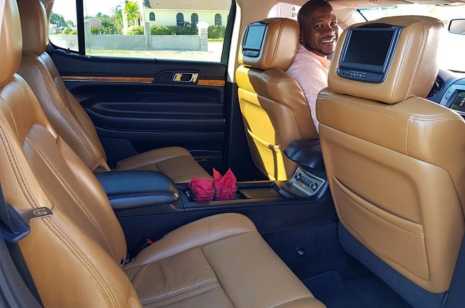 Luxury MKT Town Car Private Roundtrip Transfer - The vehicle: air conditioning, Wi-Fi, and privacy