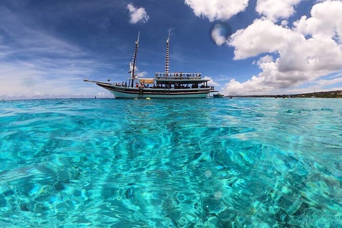 Luxury snorkel trip on a spacious wooden schooner and local lunch - Sailing north with drinks and island views