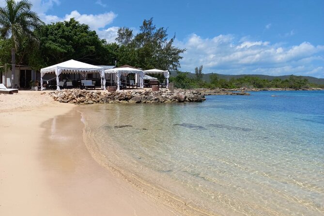 Montego Bay: Bamboo Beach Club with Lunch and Cocktails - Local food served in small plates