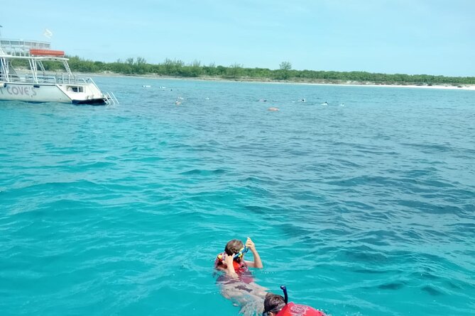 Nas: 3 islands Tour ,snorkel, Turtles, pigs and lunch - The speedboat ride and the crew