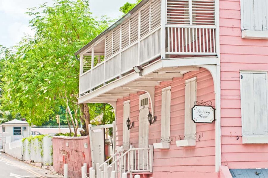 Nassau: Bites and Sites Food and Cultural Walking Tour - Old Nassau between the plates