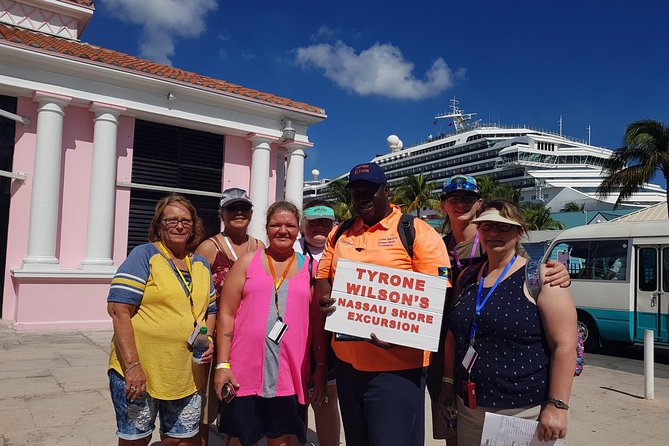 Nassau Island Highlights Sightseeing Tour - Atlantis and Paradise Island in a 30-minute window