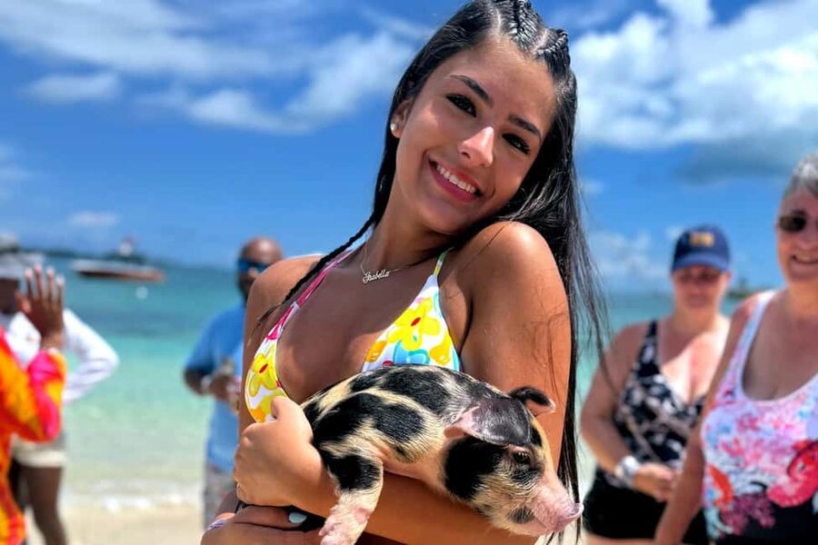 Nassau: Swimming Pigs, Snorkeling, Lunch, & Beach Boat Tour - Swimming with the pigs near Athol Island