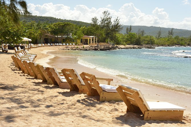 Ocho Rios: Bamboo Beach Club with Specialty Lunch & Cocktails - Drinks, music, and the cocktail demonstration