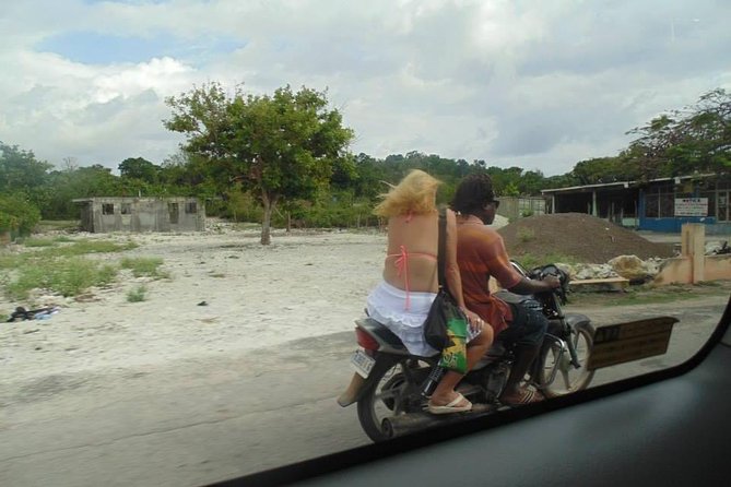 Private Negril Beach & Rick's Cafe Sunset Tour - The guides are part of the experience