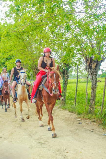 Punta Cana Horseback riding & Sunset + beach + free pick-up - The typical Dominican house and tasting stop