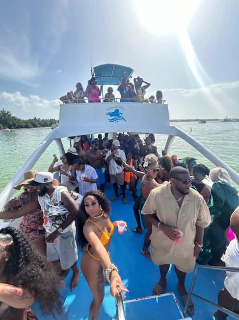 Punta Cana: Party Boat with Snorkeling, Open Bar And Hip Hop - The music, crew, and party atmosphere