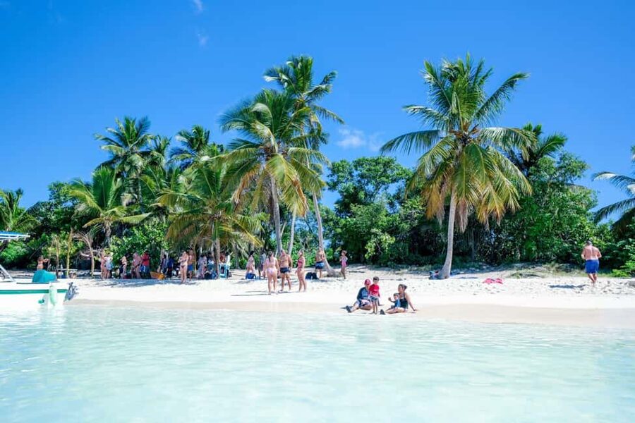 Punta Cana: Saona Island VIP 4 first-class beach and sunset - Canto de la Playa keeps the day quiet