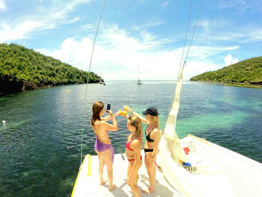 Sailing catamaran in La Baie des Saintes - Who will enjoy this trip most?