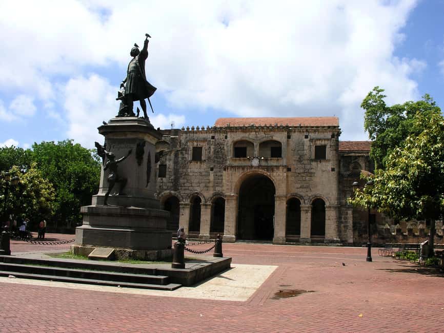 Santo Domingo: Historical City Tour - The National Pantheon and Alcázar de Colón