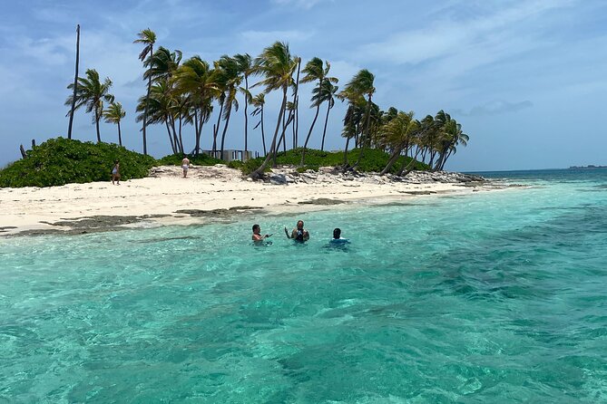 Swim with the Pigs Safari in Bahamas (2hrs) - The crew and the feel on board