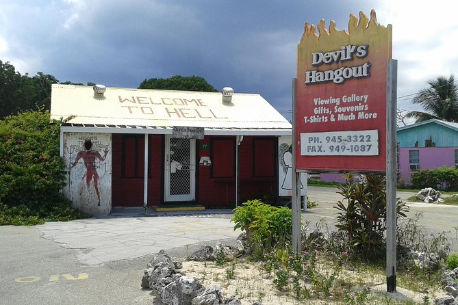 West Bay Sightseeing Tour Plus Seven Mile Beach Visit - Waterfront views and old Cayman homes from the road
